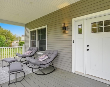 33 Howland Avenue - Photo Thumbnail 2