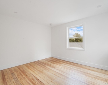 1228 Roanoke Avenue - Photo Thumbnail 3