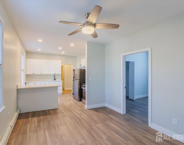 382 Summit Avenue - Photo Thumbnail 3