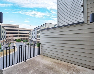20442 Northpark Drive - Photo Thumbnail 18