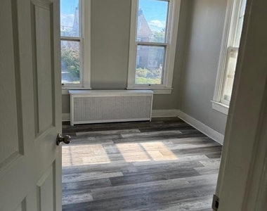 1704 W Market Street - Photo Thumbnail 3