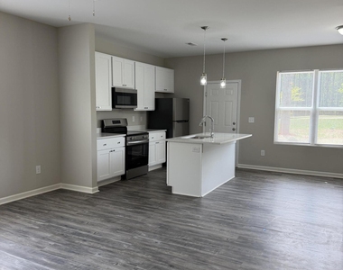 886 John Street - Photo Thumbnail 2