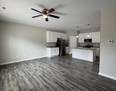 882 John Street - Photo Thumbnail 2