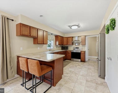 615 W Rosedale Avenue - Photo Thumbnail 5
