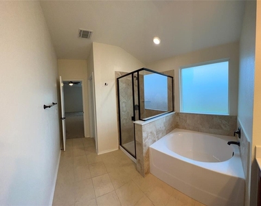 12821 Stoney Ridge Bnd - Photo Thumbnail 18