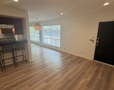 500 E Riverside Dr - Photo Thumbnail 1