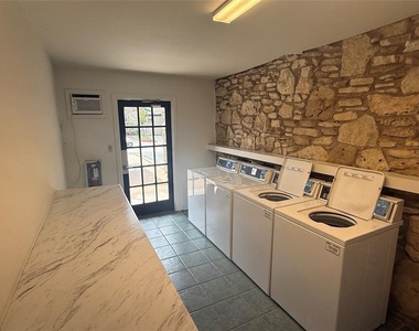 500 E Riverside Dr - Photo Thumbnail 27