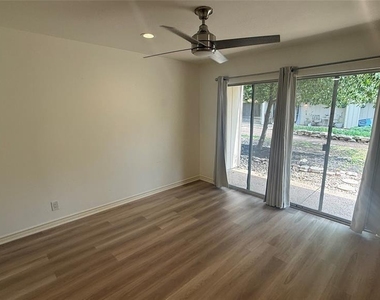 500 E Riverside Dr - Photo Thumbnail 8