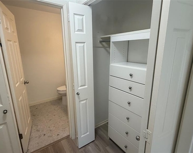 500 E Riverside Dr - Photo Thumbnail 10