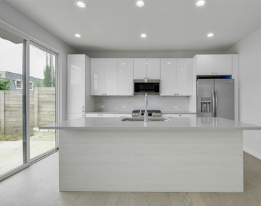 313 Blackson Ave - Photo Thumbnail 3