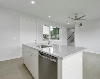 313 Blackson Ave - Photo Thumbnail 4