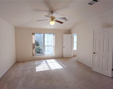 1101 Wood Creek Dr - Photo Thumbnail 16