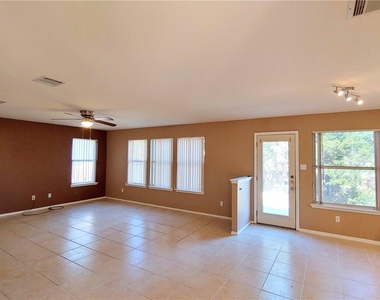 1101 Wood Creek Dr - Photo Thumbnail 5