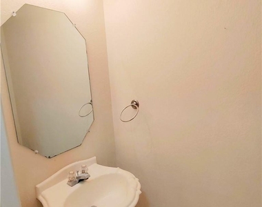 1101 Wood Creek Dr - Photo Thumbnail 7
