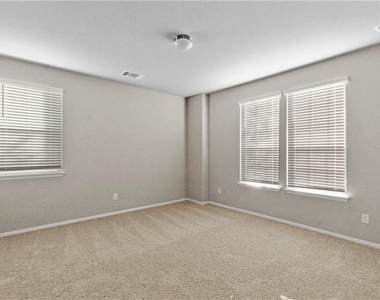 124 Fabion St - Photo Thumbnail 2