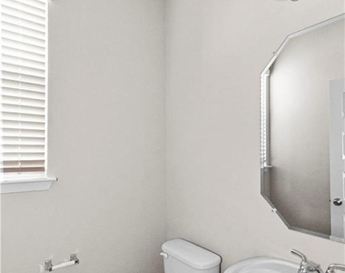 124 Fabion St - Photo Thumbnail 8