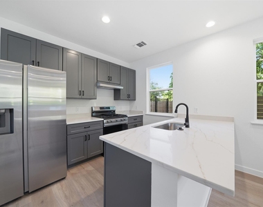 2212 Yellow Jacket Ln - Photo Thumbnail 8