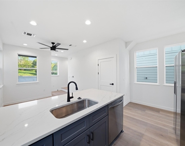 2212 Yellow Jacket Ln - Photo Thumbnail 4
