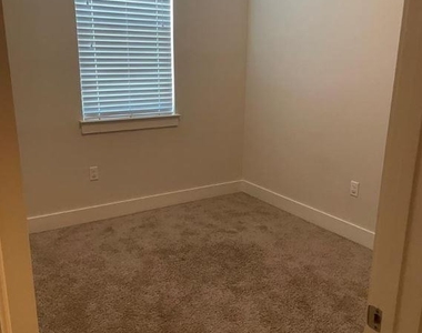 2212 Creekside Ln - Photo Thumbnail 7