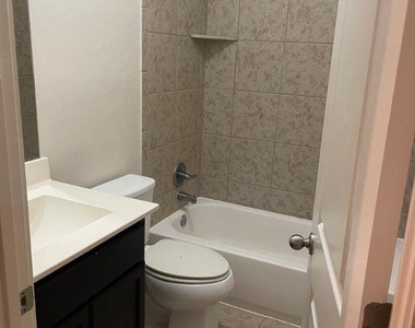 2212 Creekside Ln - Photo Thumbnail 8