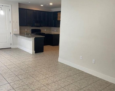 2212 Creekside Ln - Photo Thumbnail 2