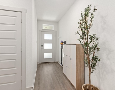 121 New Hampton Way - Photo Thumbnail 2