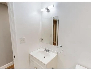 3228 Hiatt Place Nw - Photo Thumbnail 9