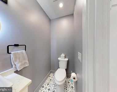 927 Kennedy Street Nw - Photo Thumbnail 5