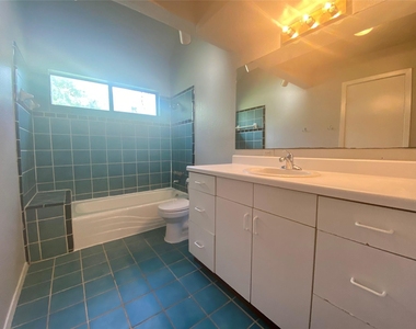 1609 W 11th St - Photo Thumbnail 6