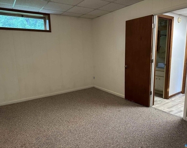 1127 Round Hill Dr - Photo Thumbnail 7