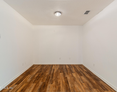 1630 Vineland Circle - Photo Thumbnail 7
