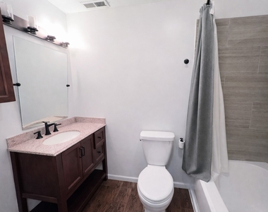 2129 N Southport Avenue - Photo Thumbnail 8