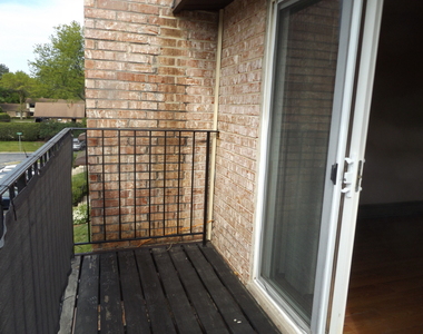 710 W Huntington Commons Road - Photo Thumbnail 6