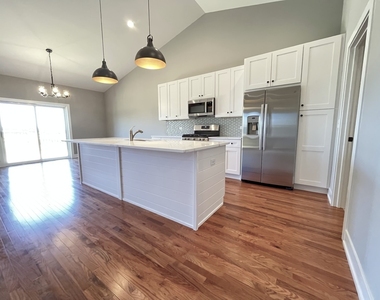 970 Meadow Lane - Photo Thumbnail 5
