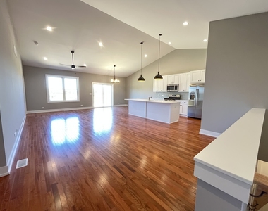 970 Meadow Lane - Photo Thumbnail 4