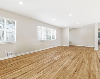 2176 Riverside Drive - Photo Thumbnail 7