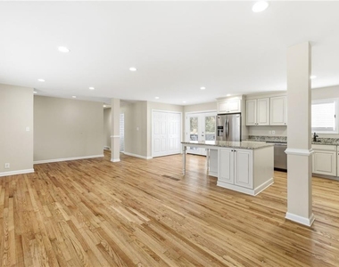 2176 Riverside Drive - Photo Thumbnail 3