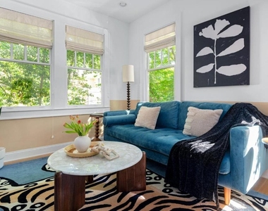 1054 Euclid Avenue Ne - Photo Thumbnail 3