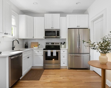1054 Euclid Avenue Ne - Photo Thumbnail 9