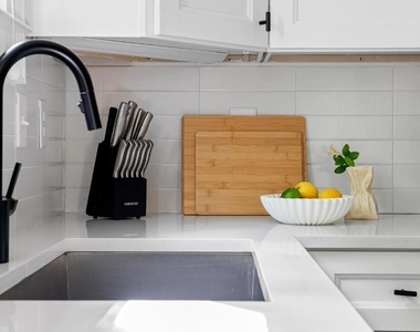 1054 Euclid Avenue Ne - Photo Thumbnail 13