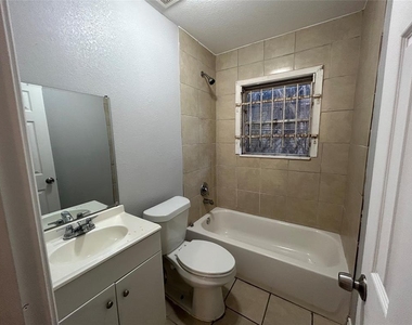 6818 Weston Street - Photo Thumbnail 8