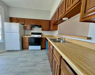 12400 Brookglade Circle - Photo Thumbnail 3