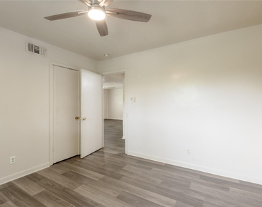 525 12th Street - Photo Thumbnail 15