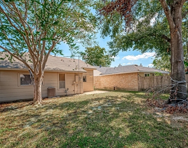 7111 Village Lake Drive - Photo Thumbnail 16