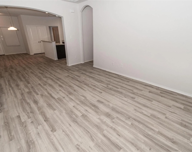 8722 Lar-ree Oaks Circle - Photo Thumbnail 2