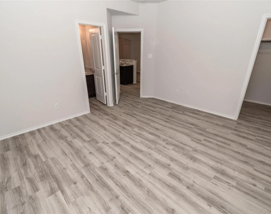 8722 Lar-ree Oaks Circle - Photo Thumbnail 4