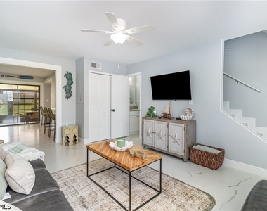 146 Clyburn Way W - Photo Thumbnail 3