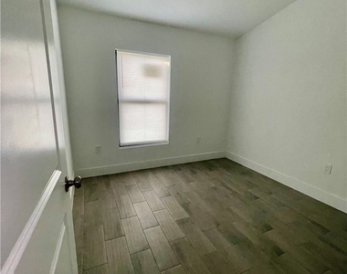 1113/1115 W 12th Street - Photo Thumbnail 4