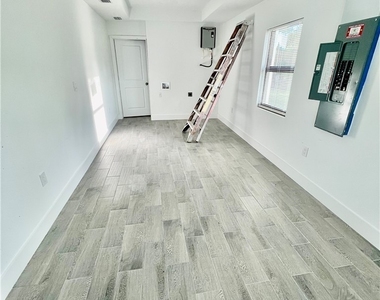 1113/1115 W 12th Street - Photo Thumbnail 2
