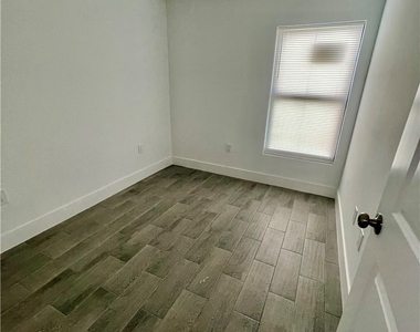 1113/1115 W 12th Street - Photo Thumbnail 5